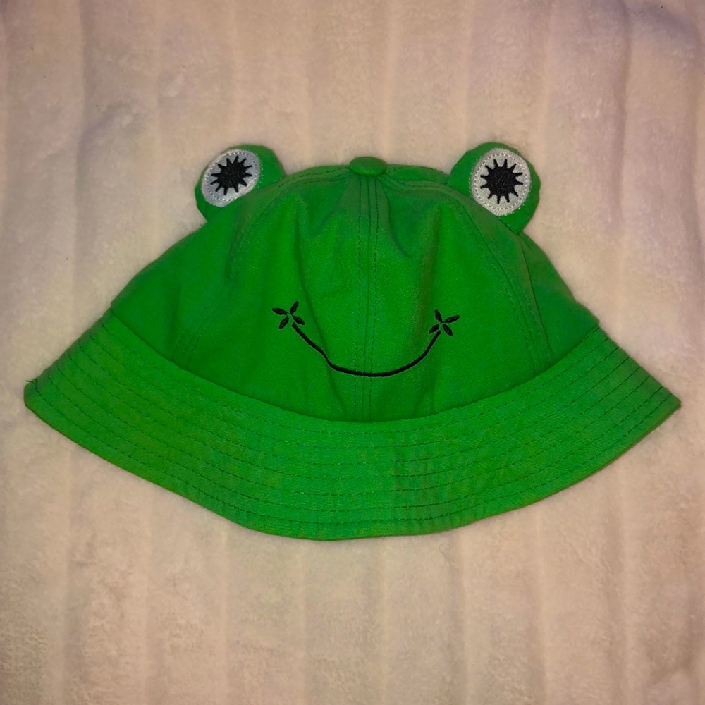 Froggy bucket hat
